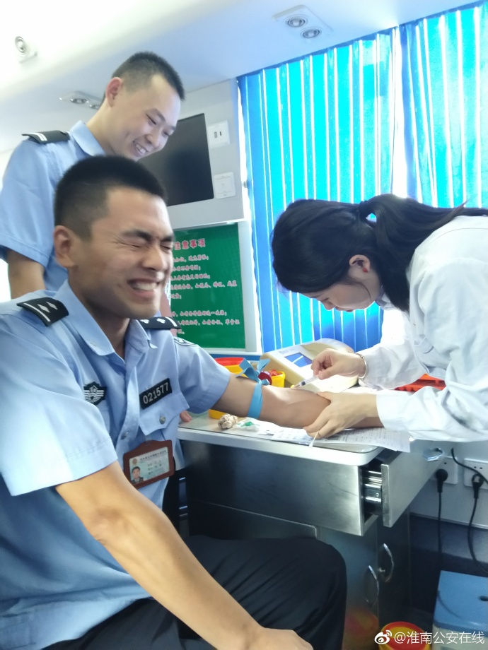 疼skr人！警察在移動獻血車上的表情包亮了